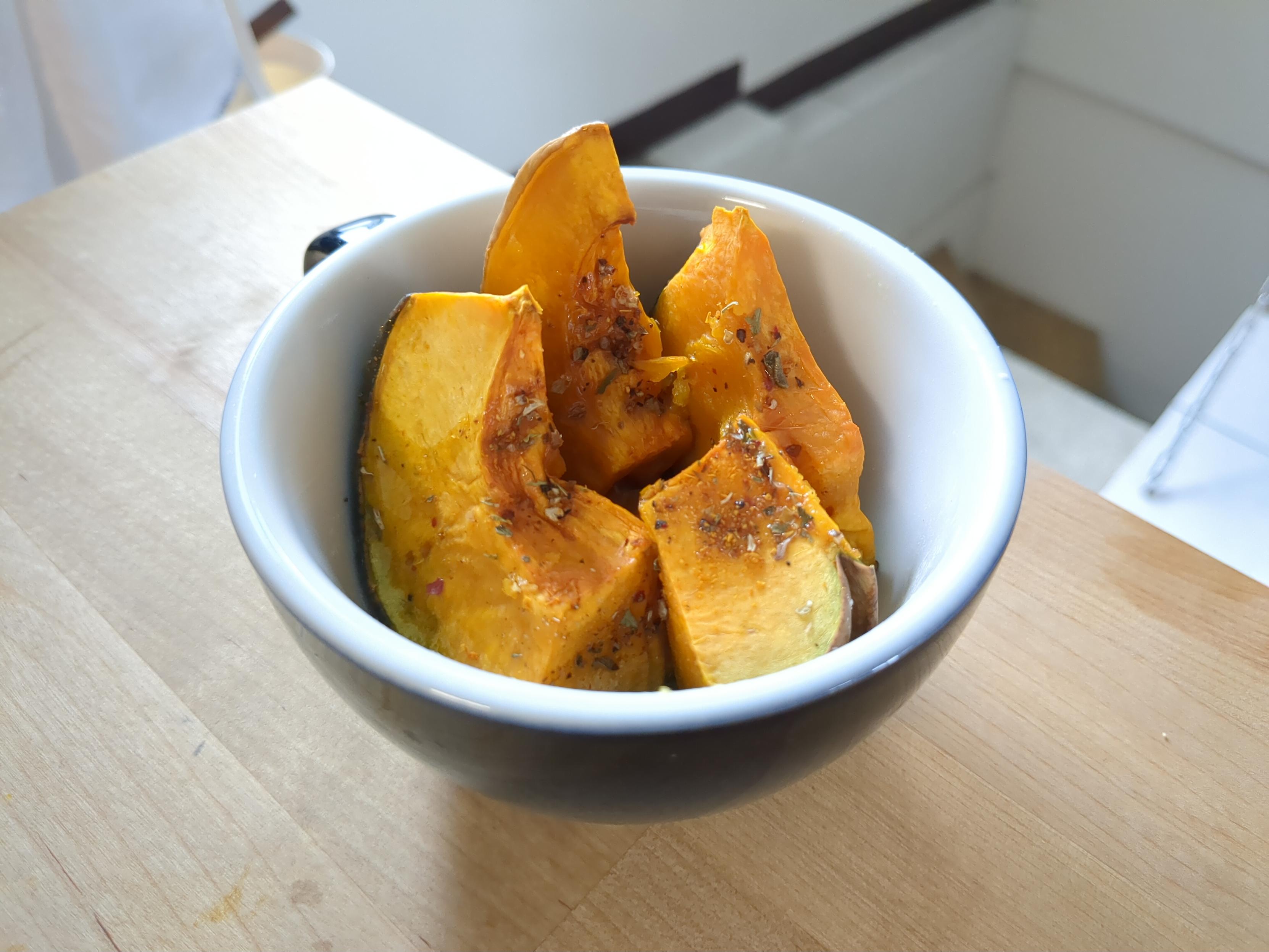 一小碗南瓜,大概有五塊,上面撒了香料
