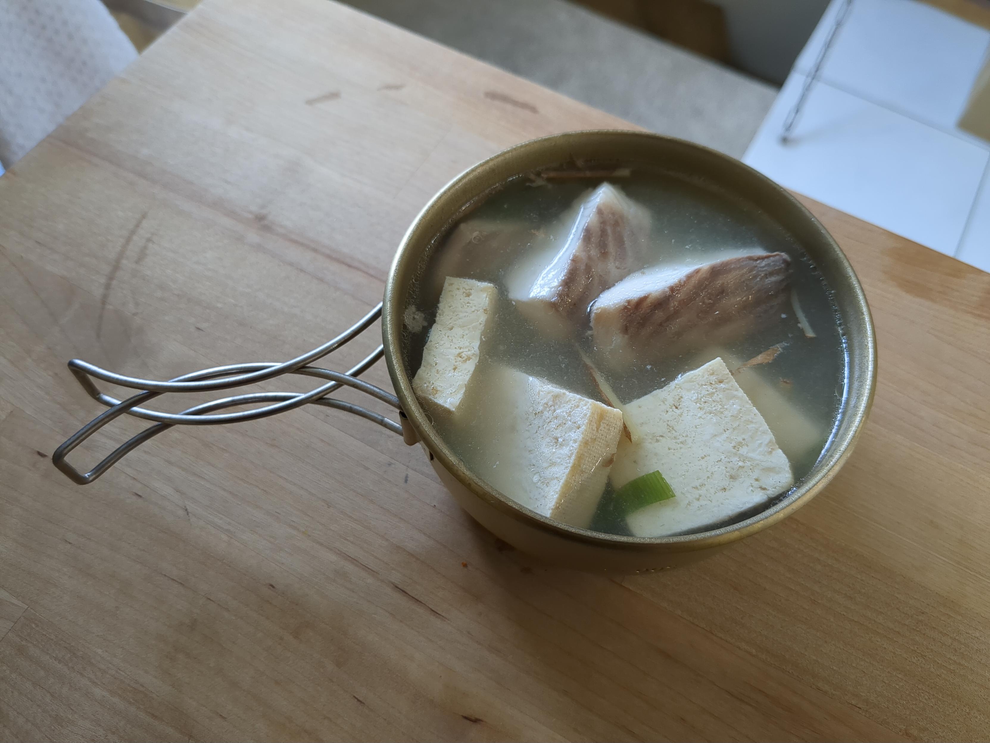 鈦碗裡裝著鯛魚豆腐湯