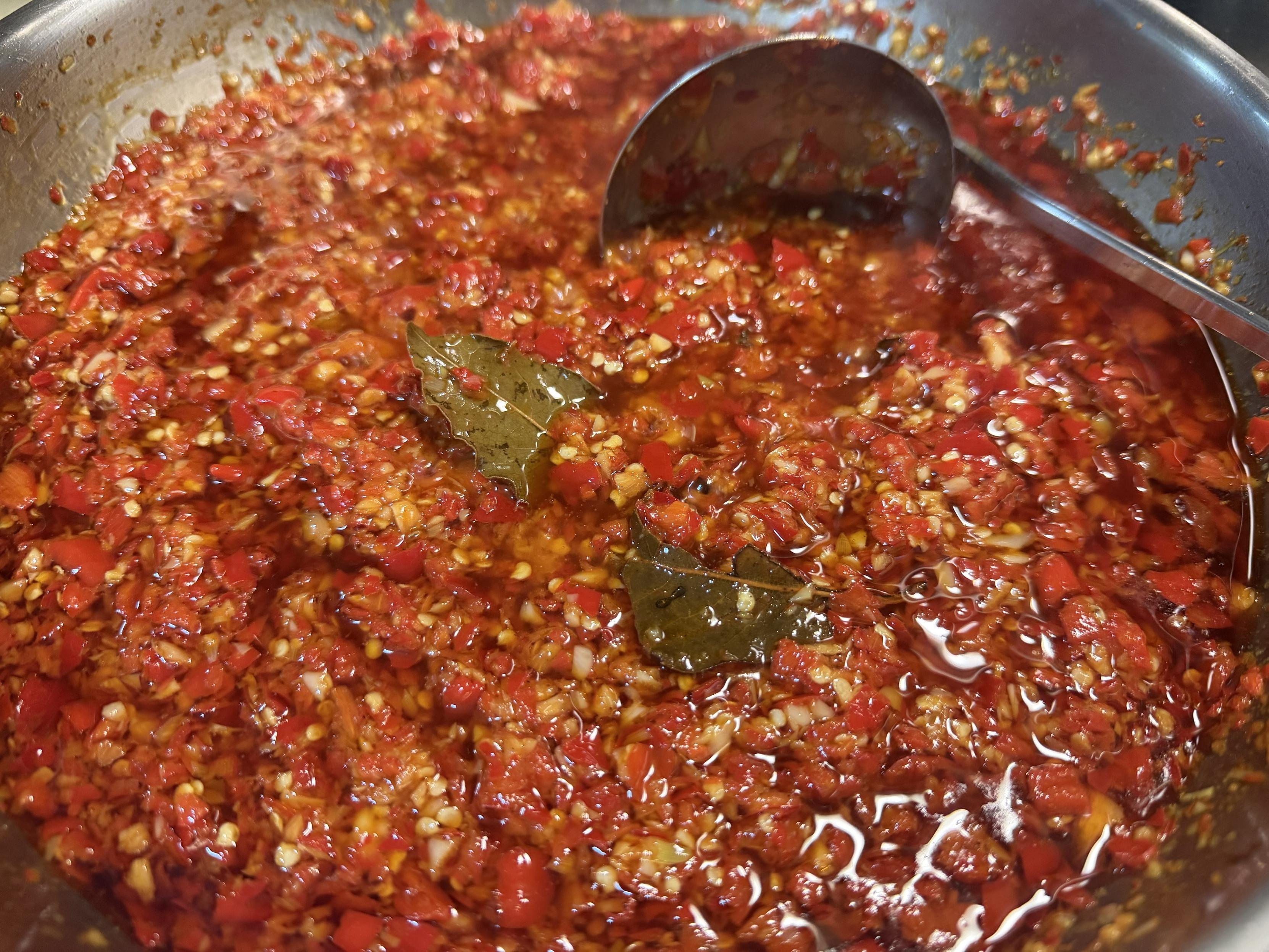 一大鍋超紅的辣椒醬