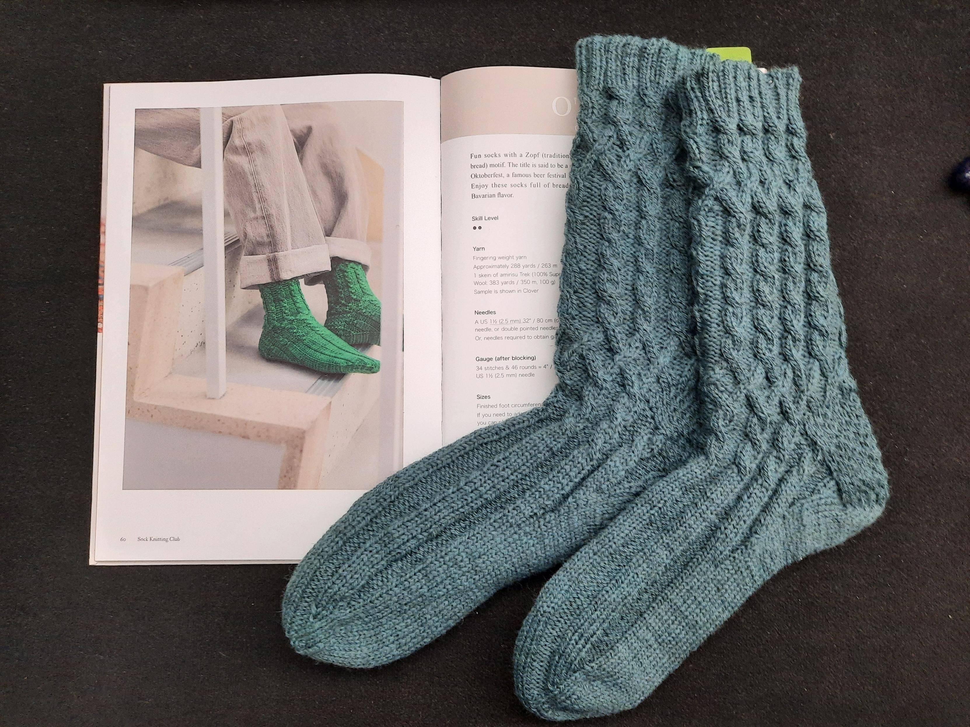 塞了幾張練字的廢紙在襪子裡,讓花紋展開以便拍照記錄,沒有買襪撐的克難做法