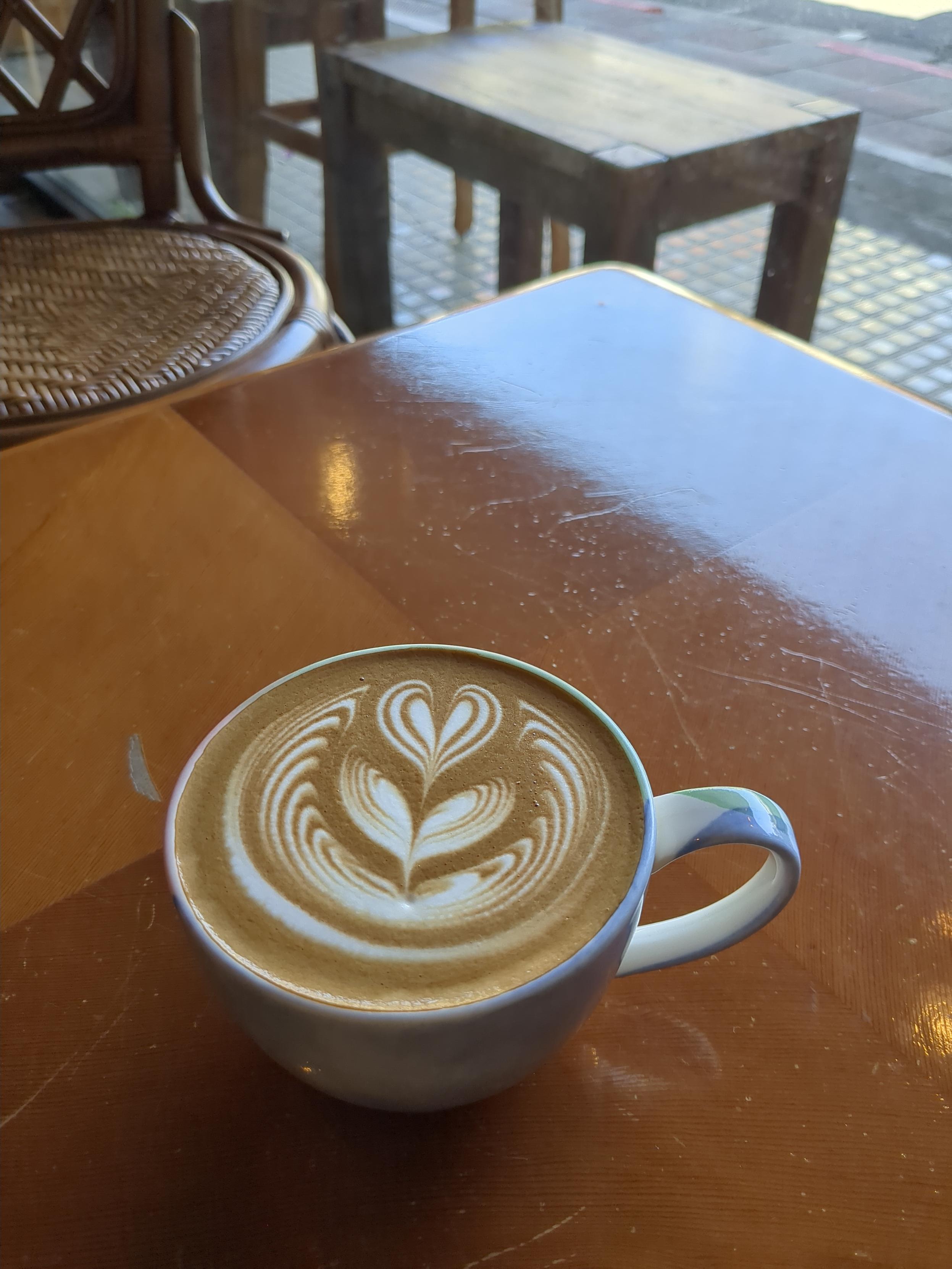 一杯有鬱金香拉花的拿鐵