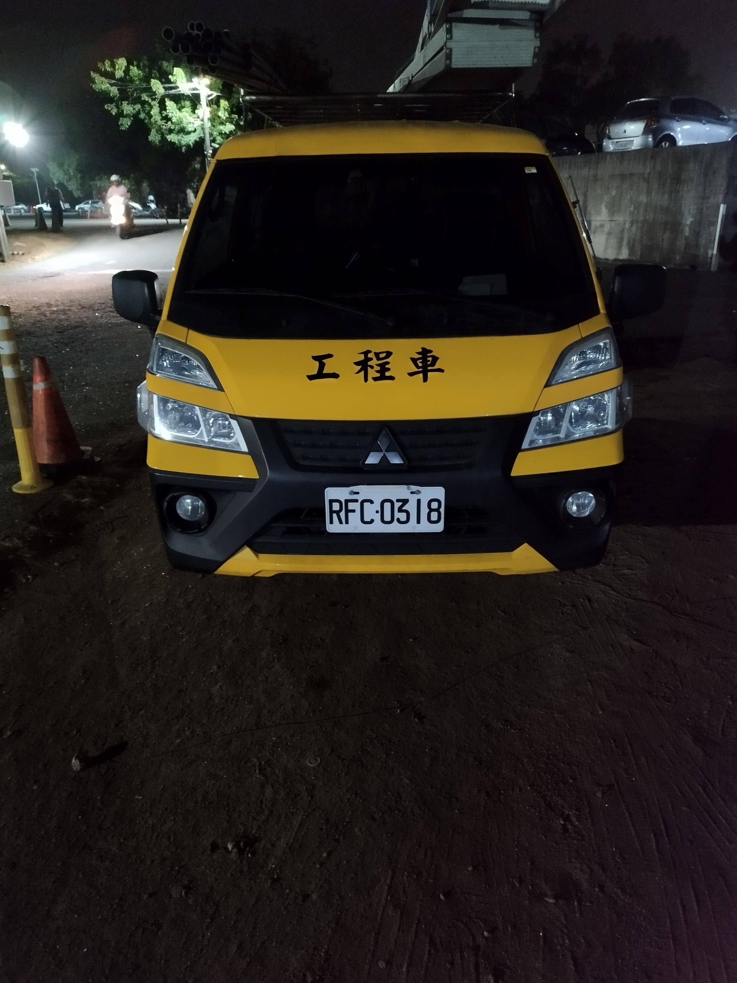 工程車的車牌是「RFC-0318」