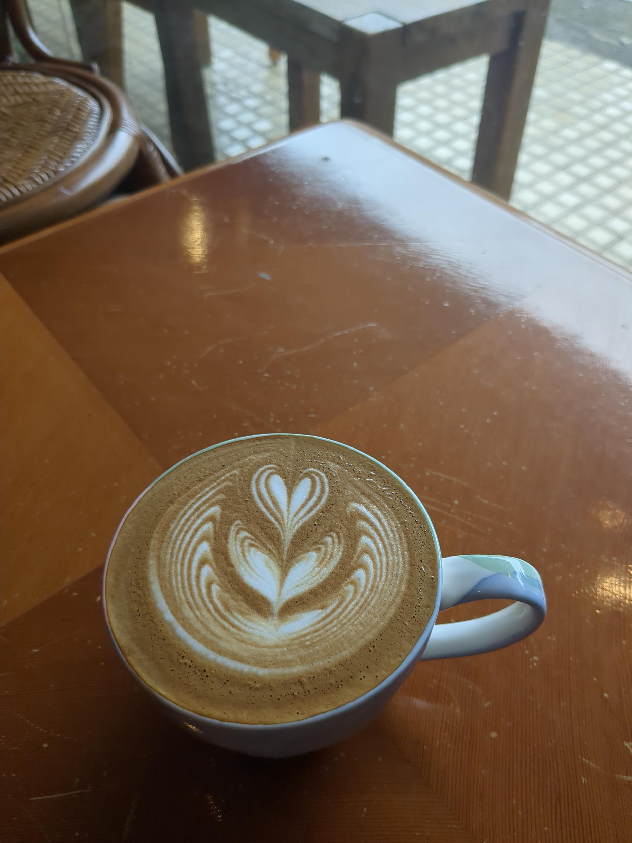 一杯有鬱金香拉花的拿鐵