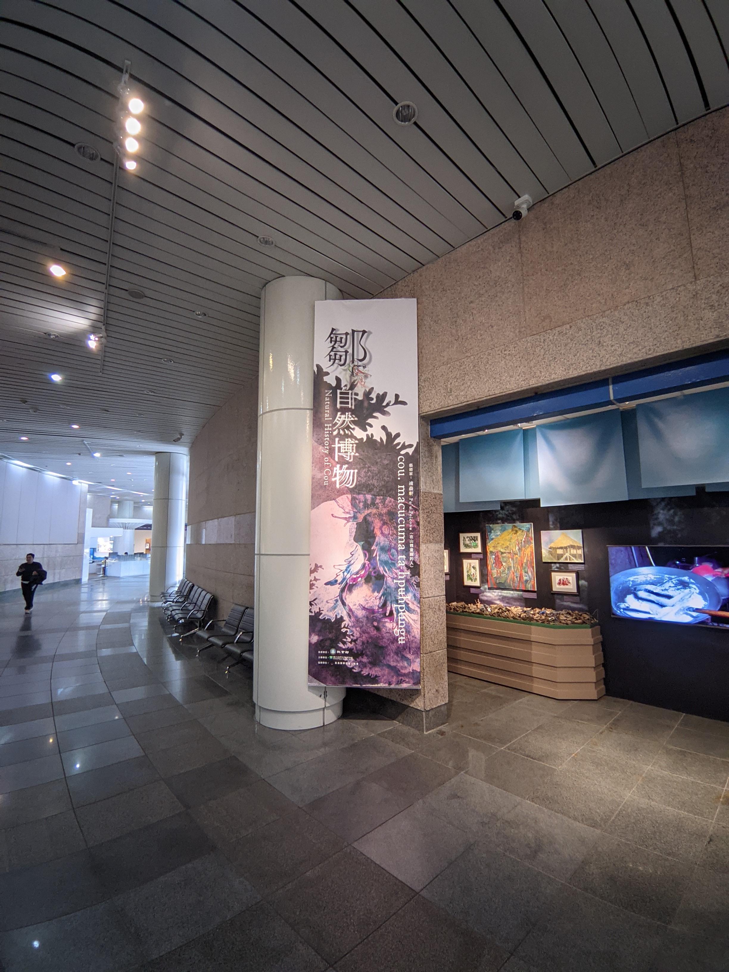 只有拍到看板的部分