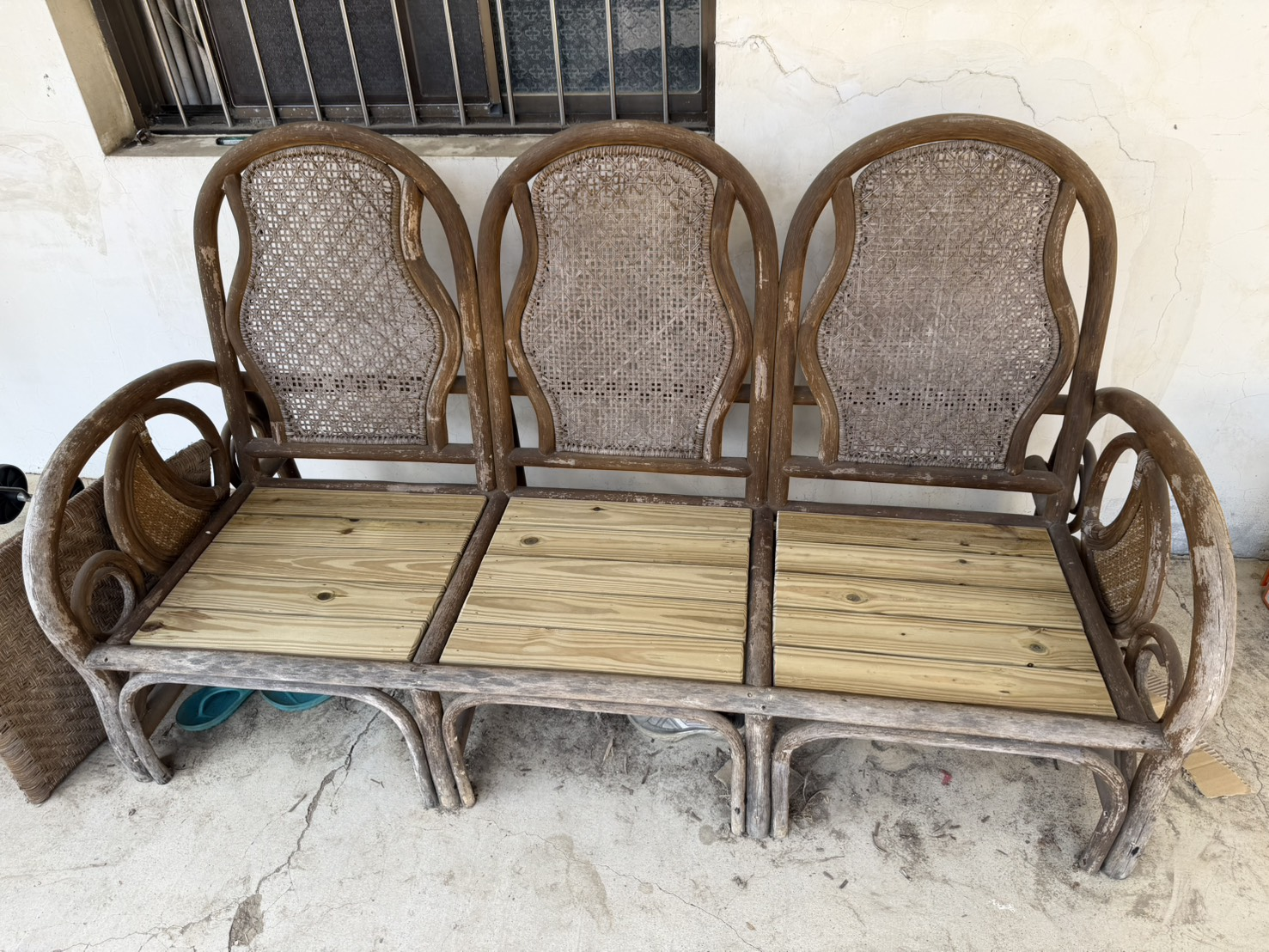 古早的藤椅被換上了木材的椅面