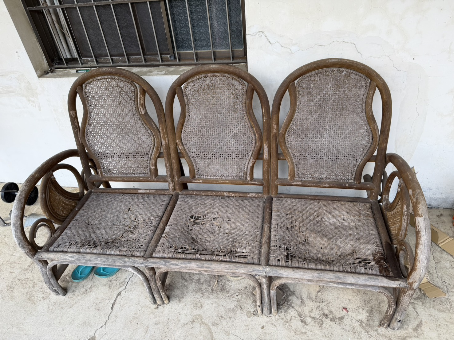 古早的藤椅,坐的椅墊部分已經破裂損壞