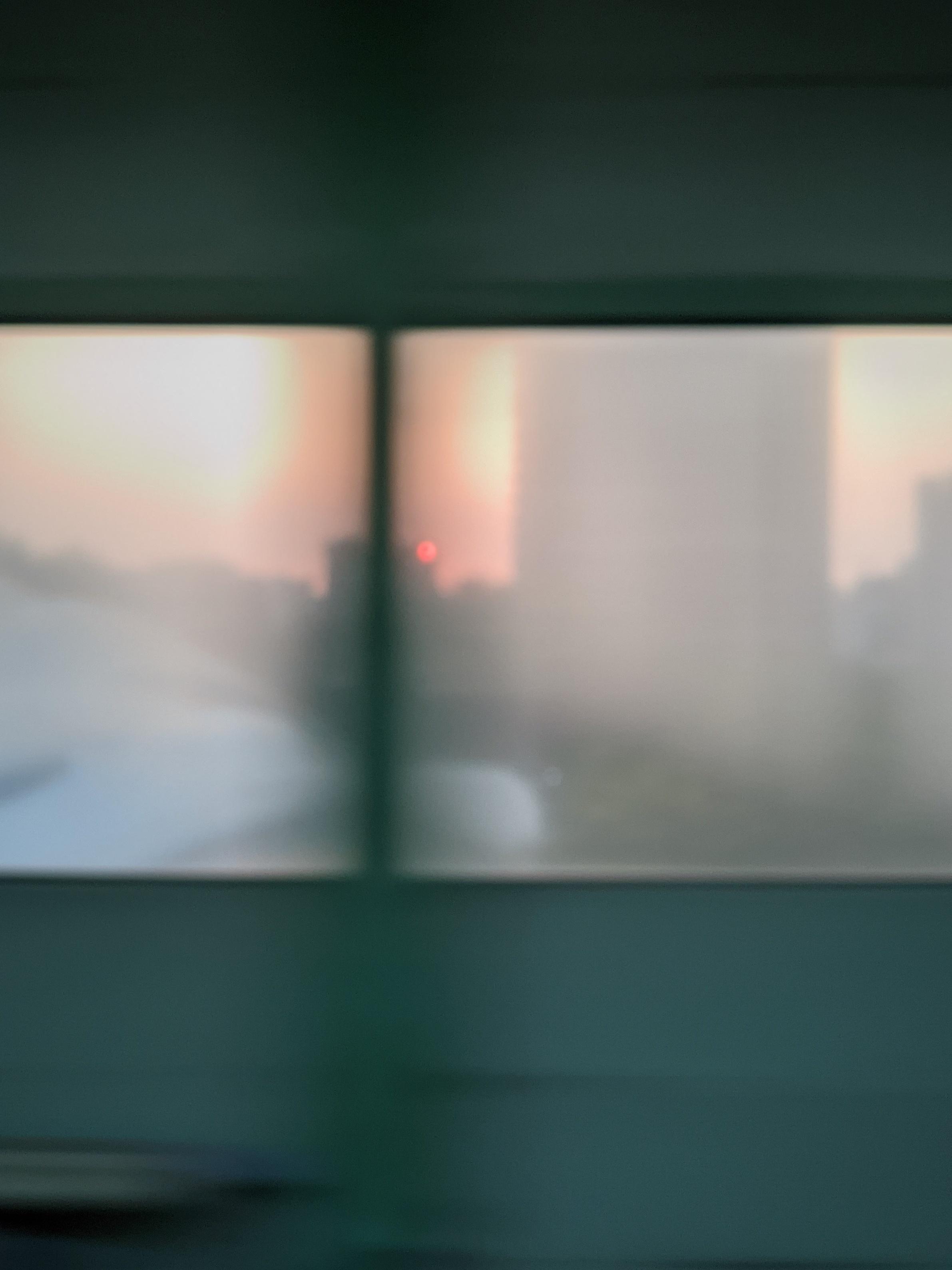 動態模糊的捷運窗外景色，夕陽西下