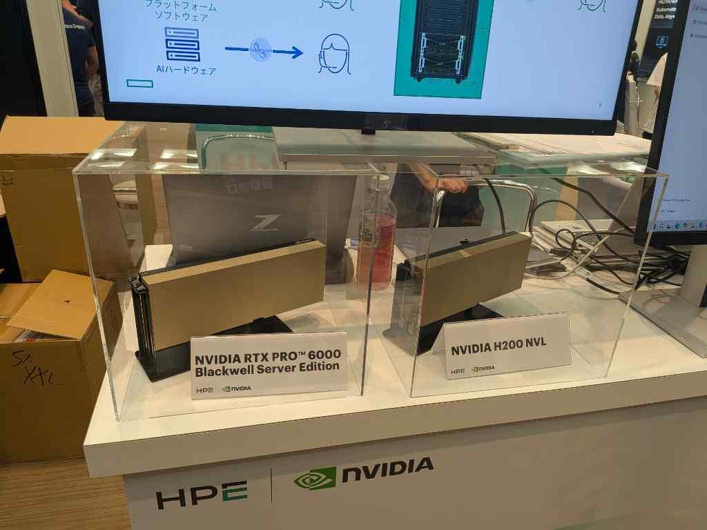 兩顆 GPU，放在透明壓克力盒裡面陳列。